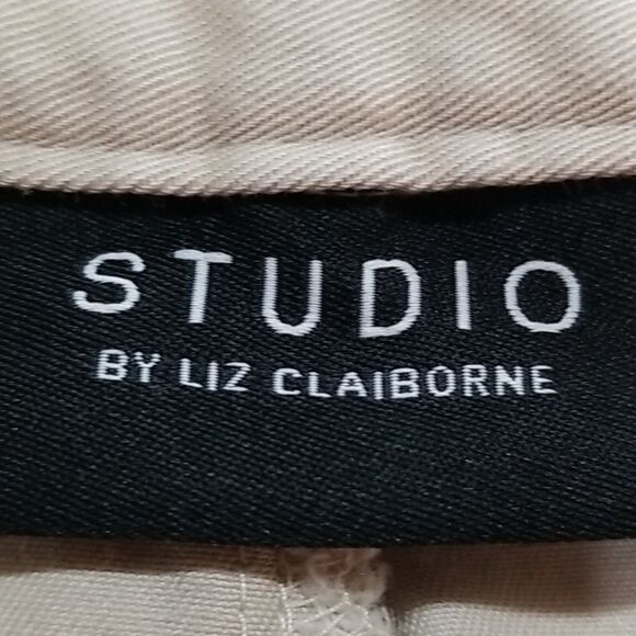 Liz Claiborne Shorts Studio Women's Size 16 Golf Khaki Color Pockets Belt Loops - Picture 8 of 9